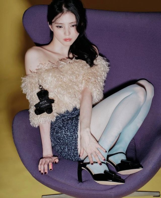 배우 한소희가 오프숄더 퍼 상의에 스카팅을 신고 아찔한 매력을 뽐냈다. /사진=한소희 인스타그램