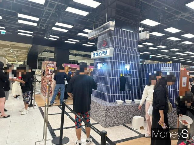 일정 기간만 열리는 팝업스토어에는 많은 사람이 몰리는 편이다. 사진은 지난 16일 서울 영등포구 더현대 서울에서 진행된 '이명화 유난 스토아' 팝업스토어를 구경 중인 사람들의 모습. /사진=김인영 기자