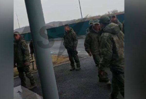 러시아로 파병된 것으로 보이는 북한군 영상이 공개됐다. 사진은 영상 속에 담긴 북한 사투리를 쓰는 군인들의 모습. /사진=유튜브 캡처