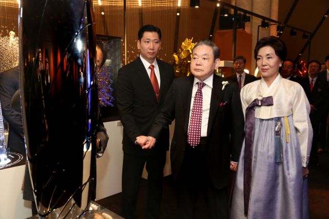 고 이건희 삼성전자 선대회장(가운데)이 부인 홍라희 리움미술관장과 함께 2013년 10월28일 서울 신라호텔 다이너스티홀에서 열린 신경영 20주년 만찬에서 신경영 조형물들을 관심 있게 지켜보고 있다. / 사진=삼성