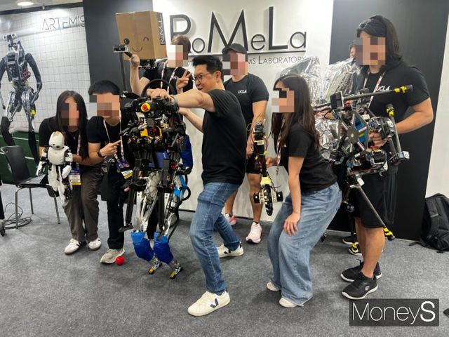 데니스홍 교수가 운영하는 로멜라 연구소는 관객들을 대상으로 작은 로봇 시연회를 열었다. 로멜라의 자랑은 세상에서 가장 힘이 쎈 휴머노이드 로봇 '아르테미스'다. /사진=김서연 기자 