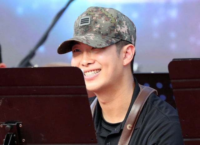 강정애 국가보훈부 장관이 보훈 기금으로 1억 원을 기부한 그룹 방탄소년단(BTS) RM에게 감사의 편지를 보냈다. 사진은 지난 8월 강원도 화천군 '2024 화천토마토 축제' 현장에서 15사단 군악대 일원으로 무대 리허설에 나선 그룹 방탄소년단 멤버 RM. /사진=스타뉴스