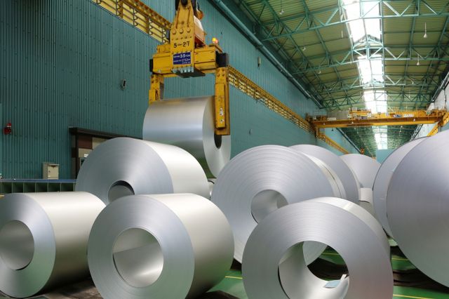 동국씨엠 부산공장에 적재된 냉연코일. /사진=동국씨엠 