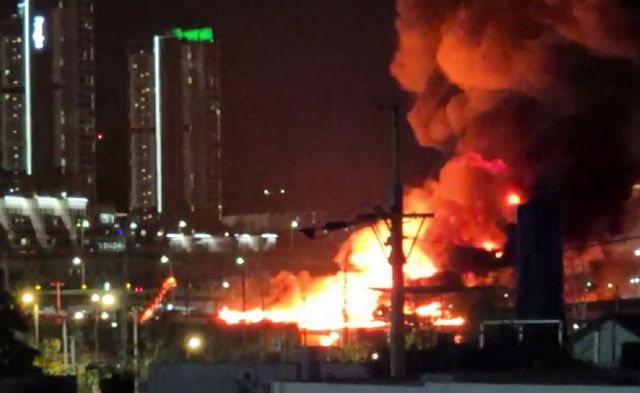 부산 동구 주한 미국 55보급창에 화재가 발생해 진화 작업 중이다. 사진은 지난 24일 부산 동구 범일동 주한미군 시설인 55보급창에서 불이 나 소방당국이 진화 작업을 벌이고 있는 모습. /사진=뉴스1(독자 제공) 