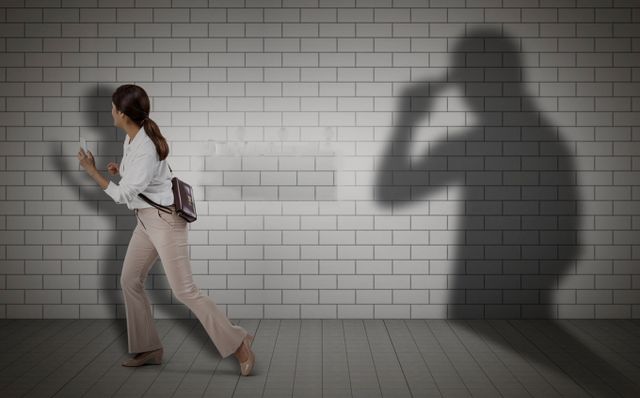 이별한 여자친구 집을 찾아가고 사진을 유포하는 등의 혐의로 50대 남성이 실형을 선고 받았다.사진은 내용과 관련 없음. /사진=이미지투데이