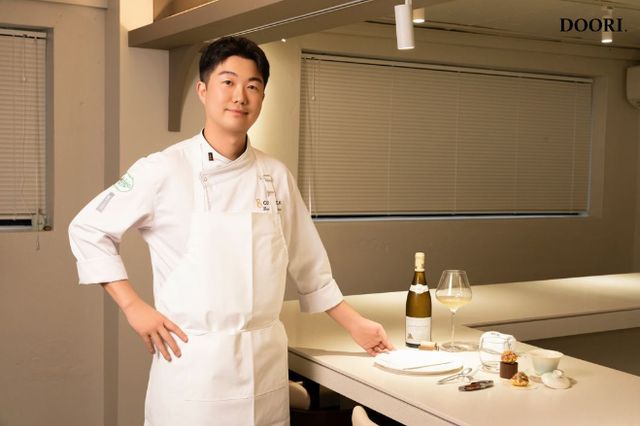 CJ제일제당의 한식 셰프 육성 프로젝트 출신 첫 오너 셰프가 탄생했다. 모던 한식 레스토랑 '두리'의 배요환 셰프가 자세를 취하고 있다. /사진=CJ제일제당