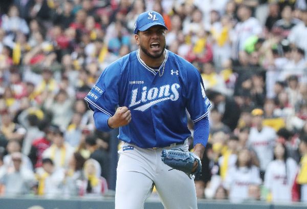 데니 레예스는 오는 25일 KS 3차전에 선발 마운드를 책임진다. 사진은 지난 19일 LG트윈스 타선을 묶고 포효하는 그의 모습. /사진=뉴스1