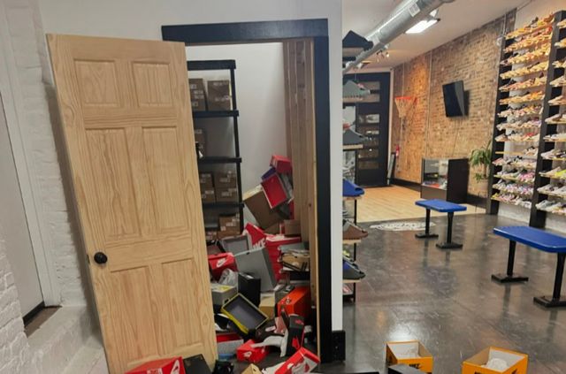 미국의 신발 도둑들이 100켤레가 넘는 신발을 훔쳤으나 대부분 오른쪽 발만 훔쳐간 것으로 알려졌다. 사진은 지난 8일 미국 오하이오주 신시내티에서 절도 사건이 일어난 신발 가게. /사진=Hunter Emigh 페이스북