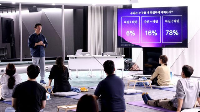 현대그룹이 9월23일부터 이달 14일까지 총 4회에 걸쳐 진행한 사내 명상 프로그램에 참여 중인 임직원들의 모습. / 사진=현대그룹
