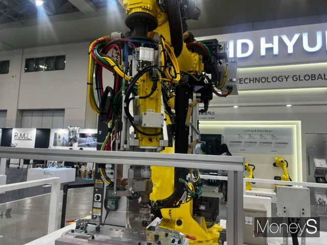 HD현대로보틱스는 제조용 산업로봇 외에도 물류 자동화를 위한 팔레타이징 로봇, 협동 로봇 등 탄탄한 로보틱스 라인업을 선보인다. /사진=김서연 기자 