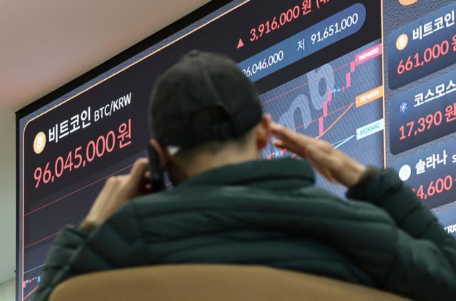 가상자산거래소 빗썸이 '수수료 전면 무료' 마케팅을 벌이는 동안에도 전체 거래 가운데 4분의 1이상의 거래에서 수수료를 거뒀다. 사진은 서울 서초구 빗썸 고객지원센터 전광판에 비트코인 실시간 거래가격이 송출되고 있다. /사진=뉴시스