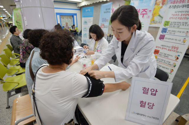 국민건강보험공단 건강검진 수검자 사기 문자에 가벽한 주의를 당부했다. 사진은 '찾아가는 건강검진 서비스'를 찾은 시민들이 모습. /사진=뉴시스
