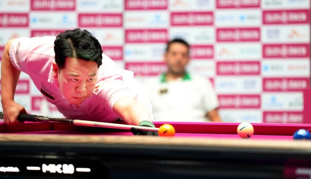 3관왕에 도전하는 강동궁과 2·3차 투어 우승자 다비드 마리트네스, 다니엘 산체스가 64강에 진출했다. 사진은 지난 23일 경기 고양 킨텍스 PBA스타디움에서 열린 휴온스 PBA-LPBA 챔피언십 PBA 128강 경기에 나선 SK렌터카 강동궁의 모습. /사진=프로당구협회 제공