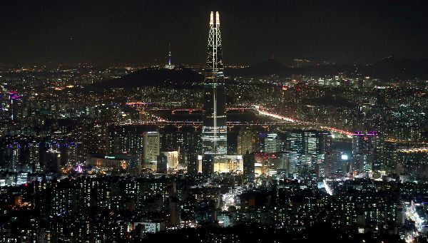 국제통화기금(IMF)가 2027년 한국 1인당 국내총샌산(GDP)이 4만달러를 넘을 것으로 전망했다. 사진은 잠실롯데타워가 보이는 서울 야경의 모습. /사진=머니투데이