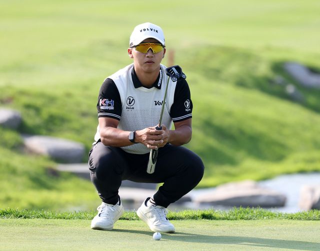 김홍택이 제네시스 챔피언십 1라운드 14번 홀에서 그린 경사를 파악하고 있다. /사진= KPGA