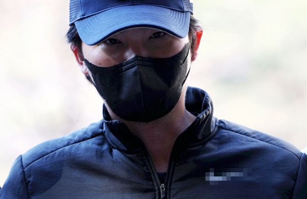 프로야구 두산 베어스에서 뛰던 전 야구선수 오재원이 1심에서 징역형 집행유예를 선고받았다. 사진은 지난 3월 서울 서초구 서울중앙지법에서 열리는 구속전 피의자심문(영장실질심사)에 출석하는 오재원의 모습. /사진=뉴시스