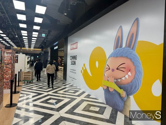 팝업스토어의 인기는 연일 상승세다. 하지만 그에 비해 수익 부분에선 매출이 크지 않다는 평가가 나오고 있다. 사진은 지난 16일 서울 영등포구 더현대 서울에 한 팝업스토어가 준비 중인 모습. /사진=김인영 기자