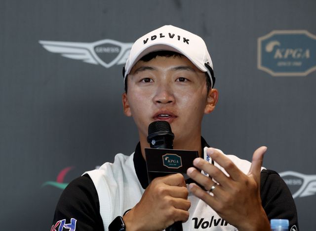 김홍택이 제네시스 챔피언십 1라운드를 마친 후 기자회견을 하고 있다. /사진= KPGA
