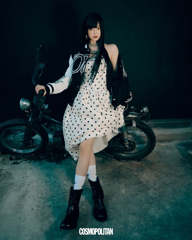 걸그룹 르세라핌 멤버 홍은채가 화보장인의 면모를 뽐냈다. /사진=코스모폴리탄