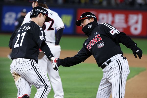 '바람의 손자' 이정후의 부친 이종범이 이강철 사단에 합류한다. 사진은 LG트윈스 코치 시절 이종범의 모습. /사진=뉴스1