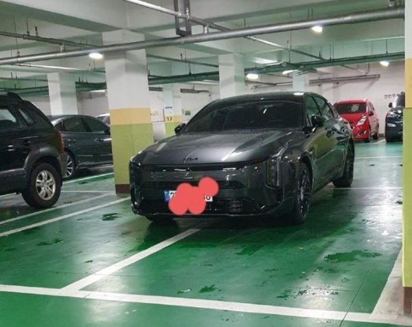 경기 구리시 한 아파트 주차장에서 4칸을 차지한 '빌런'이 공분을 샀다. 사진은 한 누리꾼이 공개한 당시 모습. /사진=온라인 커뮤니티 캡처