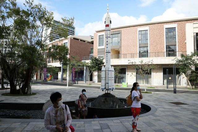 중국 스타트업이 24일(현지시각) 우주 여행 티켓을 판매하겠다고 밝혔다. 사진은 2020년 11월22일 중국 하이난성 원창에 있는 우주과학 박물관에 중국이 개발한 우주발사체 CZ-2F 축소 모형을 관람객들이 구경 중인 모습. /사진=로이터