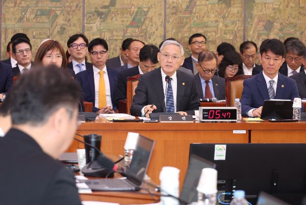 유인촌 문화체육관광부 장관이 '문체부 인물들이 대한축구협회 간부를 맡고 있다'는 주장에 "용납할 수 없는 일"이라고 답했다. 사진은 24일 국회에서 열린 산하 공공기관 등 종합감사에서 의원 질의에 답하는 유 장관의 모습. /사진=뉴시스