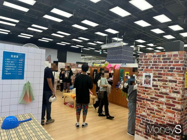 20대 여대생 A씨는 지난 16일 서울 영등포구 한 팝업스토어를 방문한 이유에 대해 볼거리가 많기 때문이라고 밝혔다. 사진은 지난 16일 서울 영등포구 여의도 '더현대 서울'에서 진행된 '이명화 유난 스토아' 현장 모습. /사진=김인영 기자