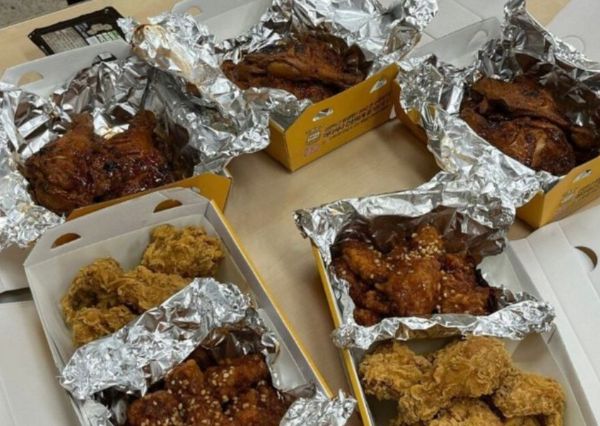 소방관들의 도움을 받은 한 시민이 소방서에 치킨을 배달하며 감사의 인사를 건넨 사연이 알려졌다. 사진은 소방 공무원이 공개한 당시 배달 치킨. /사진=온라인 커뮤니티 캡처