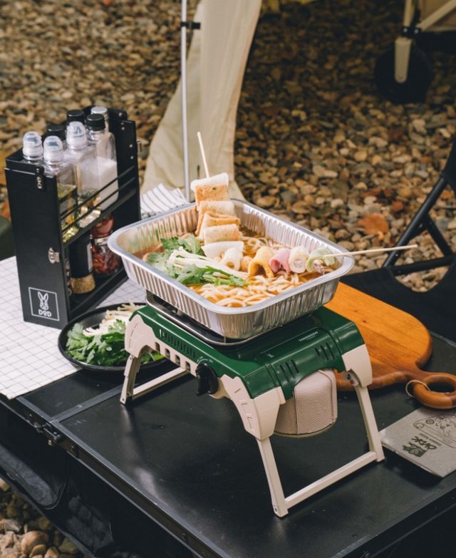 GS25와 DOD가 협업해 선보이는 '크레이지 캠핑 팩'. 해물우동과 타케노코 버너로 구성됐다. /사진=GS25