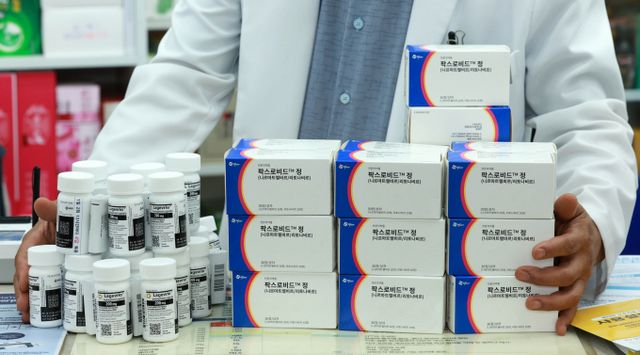 코로나19 치료제에 대한 건강보험이 적용될 예정이다. 사진은 지난 22일 서울의 한 약국에 공급된 코로나19 치료제. /사진=뉴시스
