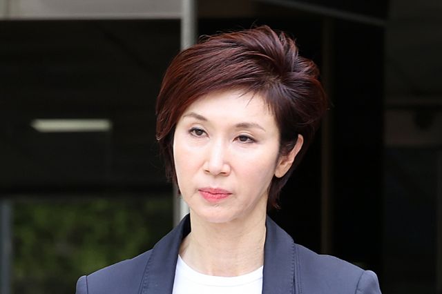 법원이 노소영 아트센터 나비 관장의 명의를 도용해 4년 동안 21억 원 상당을 빼돌린 전 비서에게 징역 5년을 선고했다. 사진은 노 관장이 지난 4월16일 서울 서초구 서울고등법원에서 열린 이혼 소송 항소심 2차 변론을 마친 뒤 법원을 나선 모습. /사진=뉴시스 