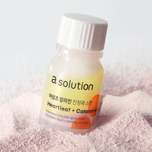 애경산업의 에이솔루션 브랜드의 '어성초 칼라민 진정콕 스팟'이 다이소에서 품절템으로 떠오르며 인기를 얻고 있다. /사진=애경산업