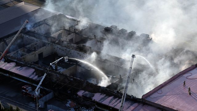 19시간 동안 진행된 화제 진화가 끝이 났다. 사진은 25일 부산 동구 범일동에 위치한 주한미군 55보급창 화재현장. /사진=뉴시스