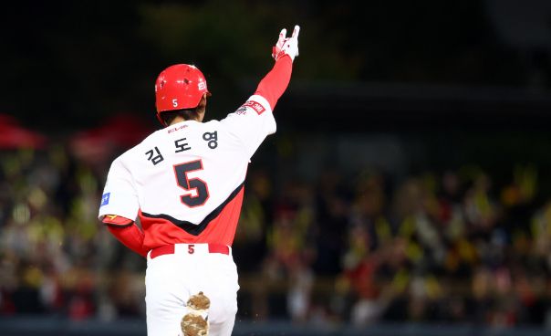 KIA타이거즈 김도영(21)이 2024시즌 정규리그 MVP와 한국시리즈 MVP 동시 수상에 도전한다. 사진은 지난 23일 한국시리즈 2차전 삼성 라이온즈와의 경기에서 2회말 2사 솔로 홈런을 친 뒤 그라운드를 돌고 있는 김도영의 모습. /사진=뉴시스