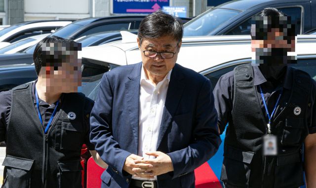 박순관 아리셀 대표가 국정감사에 불출석 하겠다며 사유서를 제출했다. 사진은 지난 8월28일 23명이 사망한 공장 화재 책임자인 박순관 아리셀 대표가 경기 수원남부경찰서 유치장으로 들어가는 모습. /사진=뉴스1