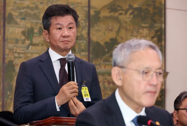  정몽규 대한축구협회장이 지난 24일 국회에 출석해 이임생 대한축구협회 기술본부 총괄이사의 쇼크 입원 및 우울증 사실을 전했다. 사진은 이날 의원 질의에 답하고 있는 정 회장의 모습 ./사진=뉴시스