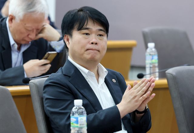 임현택 대한의사협회(의협) 회장이 의사 커뮤니티 게시판에 자신을 비방하는 글을 올린 의사 회원의 사과에도 합의금을 요구했다고 알려졌다. 사진은 임 회장이 지난 16일 서울 종로구 서울대병원 암연구소 이건희홀에서 진행된 고등교육기관의 평가·인증 등에 관한 규정 개정안에 대한 한국의학교육평가원 입장 기자회견에 참석한 모습. /사진=뉴스1 