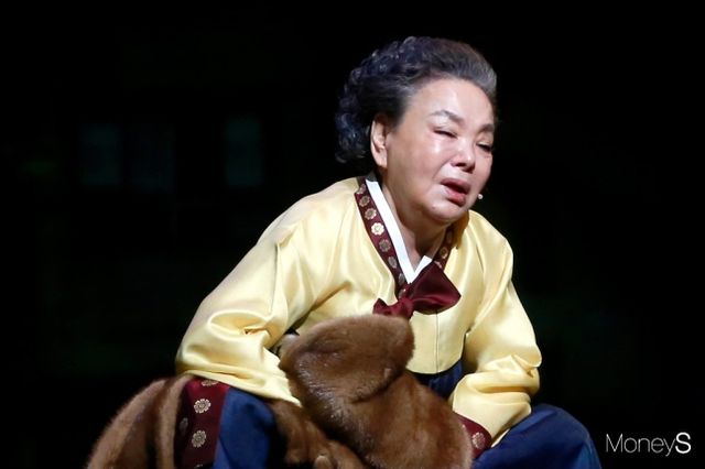 배우 김수미가 25일 오전 별세했다. 향년 75세.사진은 지난해 4월 서울 구로구 신도림 디큐브 아트센터에서 열린 뮤지컬 '친정엄마' 프레스콜에서 열연을 펼친 고 김수미. /사진=임한별 기자 