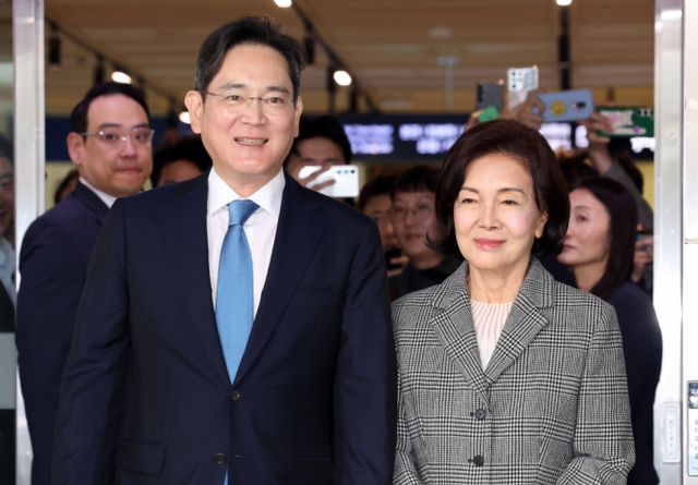 이재용 삼성전자 회장과 홍라희 전 삼성미술관 리움 관장이 지난 21일 오후 서울 종로구 서울대병원 어린이병원에서 열린 소아암·희귀질환 지원사업단 행사를 마치고 이동하고 있다. /사진=뉴시스