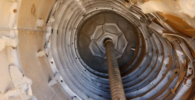 이란이 이스라엘의 공습에 자국 영공을 일시 폐쇄했다. 사진은 지난 2일(현지 시각) 헤즈볼라와 적대 행위 중인 이스라엘 남부 아라드의 사막에서 이란이 발사한 미사일의 잔해. /사진=로이터 