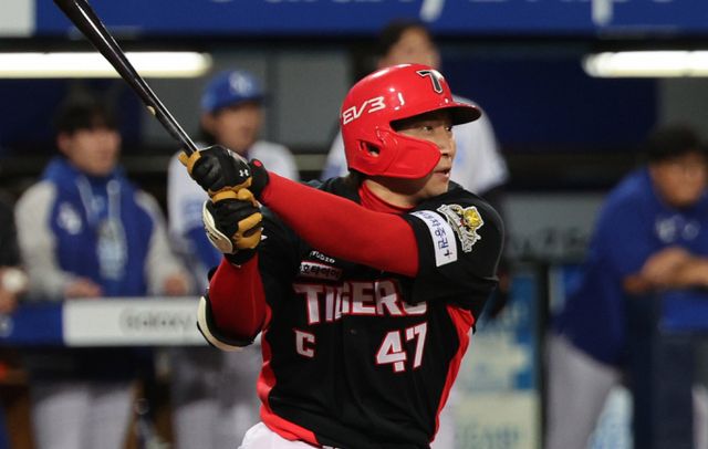 KIA타이거즈가 26일 열리는 삼성 라이온즈와의 2024 신한 SOL 뱅크 KBO 포스트시즌 한국시리즈 4차전에 이전과는 크게 달라진 라인업을 가동한다. 사진은 4차전에 4번 타자를 맡은 나성범. /사진=뉴스1 