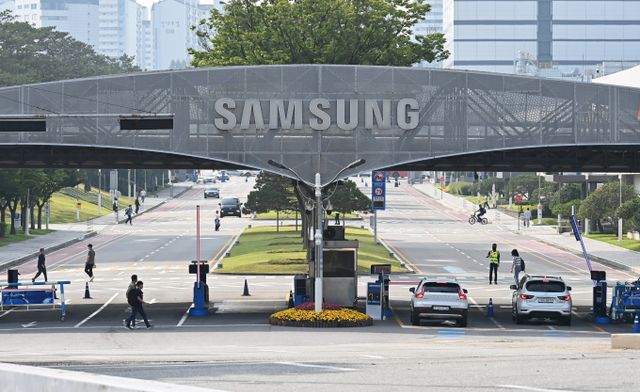 삼성전자를 둘러싼 위기감이 고조되는 가운데 돌파구를 찾기 위해 갤럭시 인공지능(AI) 확장에 적극 나서는 모습이다. 사진은 지난 6월 첫 파업에 돌입한 경기 수원시 영통구 소재 삼성전자 수원 본사 모습. /사진=뉴시스