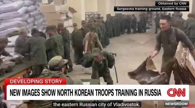 러시아로 파병된 북한군이 현지 군인들에게 조롱을 당하고 있다는 외신 보도가 나왔다. 사진은 피병된 군인들이 보급품을 받는 것으로 보이는 장면. /사진=CNN 뉴스 캡처