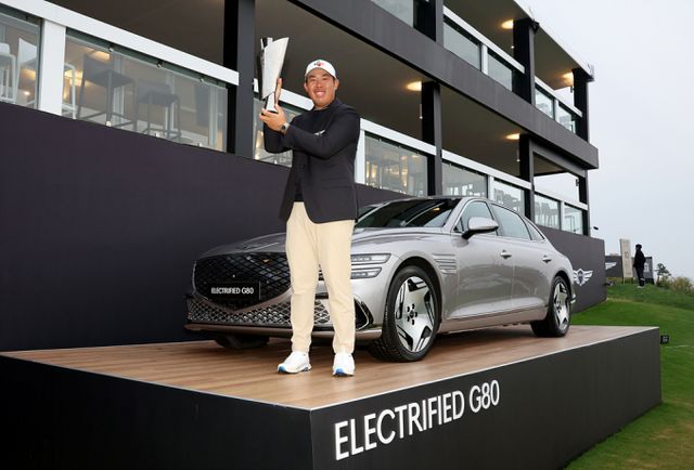 제네시스 챔피언십 정상에 오른 안병훈이 제네시스 차량 앞에서 우승 트로피를 들고 포즈를 취하고 있다. /사진= KPGA