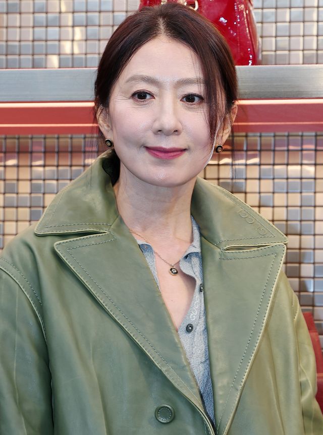 배우 김희애가 소유한 서울 강남구 청담동 소재 빌딩이 18년 만에 약 400억원의 시세차익을 올릴 것으로 예상된다. 사진은 배우 김희애가 지난 22일 서울 용산구 이태원 소재 구찌 사옥에서 열린 포토콜 행사에 참석해 포즈를 취하는 모습. /사진=뉴스1