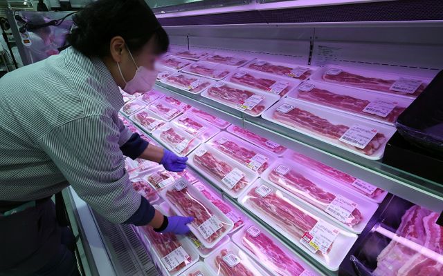외국산 돼지고기와 소고기를 국내산으로 속여 수년 동안 판매해 온 식육점 업주와 주인에게 실형이 선고됐다. 사진은 기사 내용과 무관한 이미지로 지난 22일 서울 시내 한 대형마트에서 관계자가 돼지고기를 진열하는 모습. /사진=뉴스1