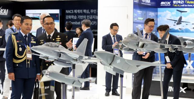  지난 2일 충남 계룡대에서 열린 '대한민국 국제방위산업전시회(KADEX)'에서 관람객들이 KAI 부스에서 KF-21을 살펴보고 있다. /사진=뉴스1