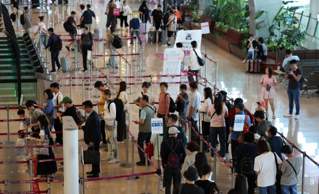 인천공항이 연예인 별도 출입문 이용계획을 철회했다. 사진은 여행객으로 북적이는 인천공항의 모습/사진=뉴시스 /사진=김선웅