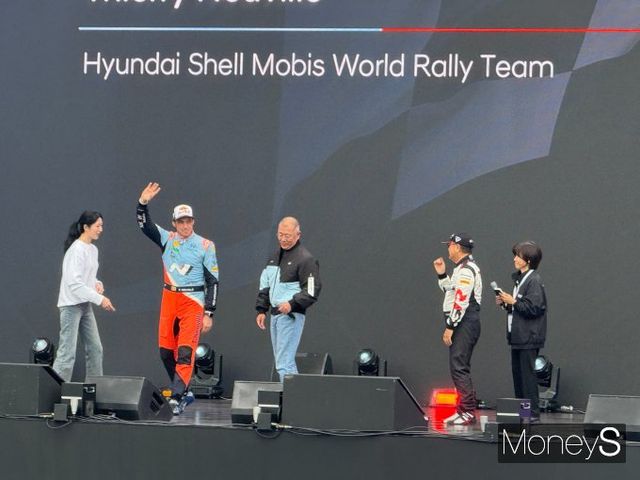  27일 경기 용인 에버랜드 스피드웨이에서 열린 '현대 N x 토요타 가주 레이싱 페스티벌' 현장에 참석한 정의선 현대자동차그룹 회장(가운데)과 손을 흔드는 티에리 누빌 현대차 월드랠리팀 소속 선수의 모습. /사진=김서연 기자 